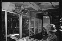 [Operador en la sala de control de laminación]