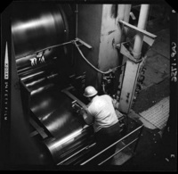 Trabajador en el proceso de laminación en la fundición de acero