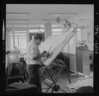 [Ingeniero en su mesa de trabajo en las instalaciones de CAP]