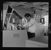 [Trabajando en lasala de máquinas de las instalaciones de CAP]