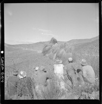[Mineros observan tronadura en el mineral de hierro "El Algarrobo"]