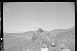 [Mineros observan tronadura en el mineral de hierro "El Algarrobo"]