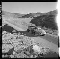 [Camiones de transporte en el camino al mineral de hierro "El Algarrobo"]