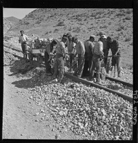 [Trabajos en la línea férrea que transporta el mineral de hierro]