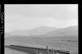 [Vista del ferrocarril que traslada en sus vagones el mineral de hierro]