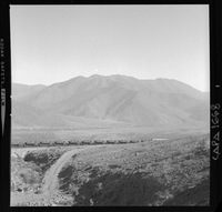 [Vista del ferrocarril que traslada en sus vagones el mineral de hierro]