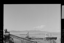 [Faja transportadora de minerales en el puerto de embarque]