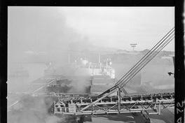 [Grúa de embarque junto a un barco en el puerto]