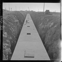 [Faja transportadora de minerales y contenedores a tajo abierto, en el puerto de embarque]