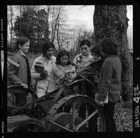 [Iansa (Chile) : Niñas observan remolacha azucarera (Beta vulgaris)]