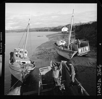 [Lanchas en la arena esperando que los pescadores las lleven mar adentro]