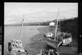 [Lanchas en la arena esperando que los pescadores las lleven mar adentro]