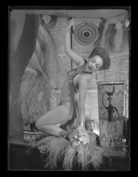 [Carmen Brown sosteniendo con una cadena a un animal]