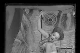 [Carmen Brown sosteniendo con una cadena a un animal]