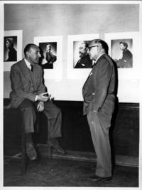 Jorge Opazo y otro en una exposición de sus retratos