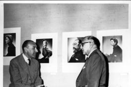 Jorge Opazo y otro en una exposición de sus retratos