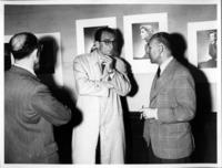 Jorge Opazo y otro en una exposición de sus retratos