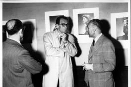 Jorge Opazo y otro en una exposición de sus retratos