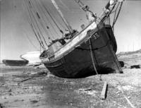 Lancha encallada en la arena