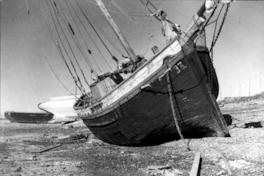 Lancha encallada en la arena