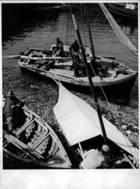 Pescadores en sus lanchas en una caleta