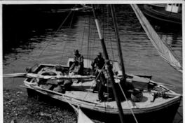 Pescadores en sus lanchas en una caleta