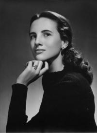 Mujer con su mano en la barbilla