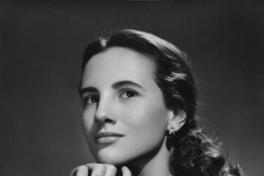 Mujer con su mano en la barbilla