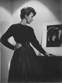 Mujer mirando un retrato