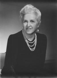 Mujer con collar de perlas