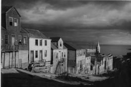 [Vista del pueblo de Achao, se aprecia la torre de una iglesia y la bahía]
