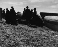 Pescadores junto a sus lanchas