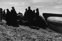 Pescadores junto a sus lanchas