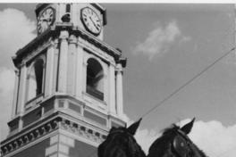 Detalle de la torre de la iglesia de San Francisco, en primer plano dos caballos de tiro