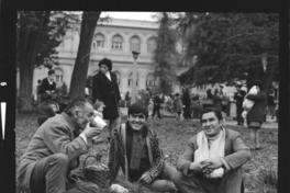 [Hombres bebiendo] : Quinta Normal