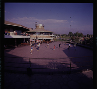 Jóvenes en la pista de patinaje en el Shopping Los Cobres de Vitacura.