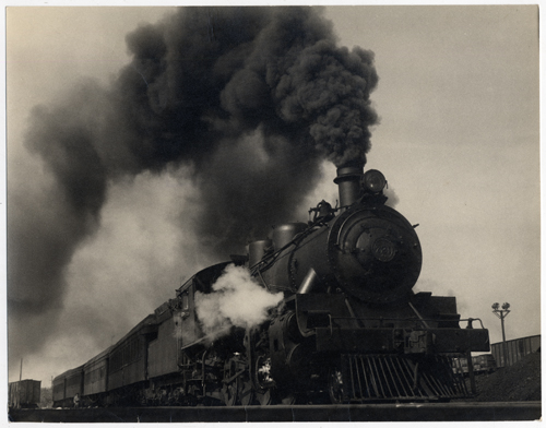 Locomotora a carbón con tren de madera