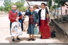 Cantoras de Portezuelo llegando al encuentro anual de Cantoras, Portezuelo, 1992.