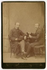 [Dos hombres adultos]