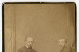 [Dos hombres adultos]