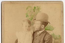 [Hombre y niño en una silla]