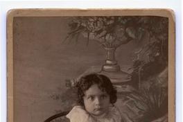 [Niña con mesa y silla]