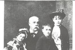 [Benjamín Vicuña Mackenna], acompañado de tres niños no identificados]