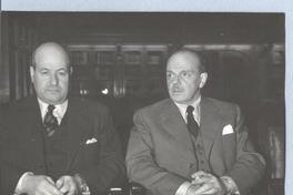 [Dos hombres no identificados]