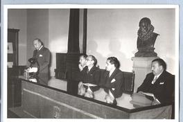 [Acto de clausura, Eugenio Orrego Vicuña pronuncia su conferencia en el salón de actos de la Biblioteca Nacional. En la foto el embajador de Chile, don Luis Subercaseaux y Don Francisco Sintes director general de archivos y bibliotecas]
