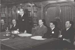 [Augusto Iglesias (de pie)]