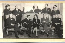 [Guillermo Feliú Cruz con un grupo de personas]