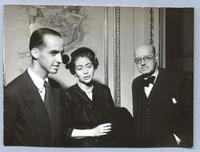 [Guillermo Feliú Cruz con un grupo de personas]