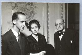 [Guillermo Feliú Cruz con un grupo de personas]