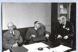 [Guillermo Feliú Cruz con un grupo de personas]